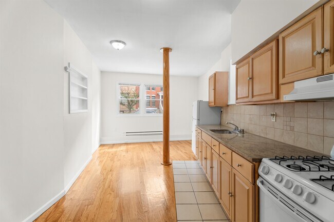 302 Grand St in Jersey City, NJ - Building Photo - Building Photo