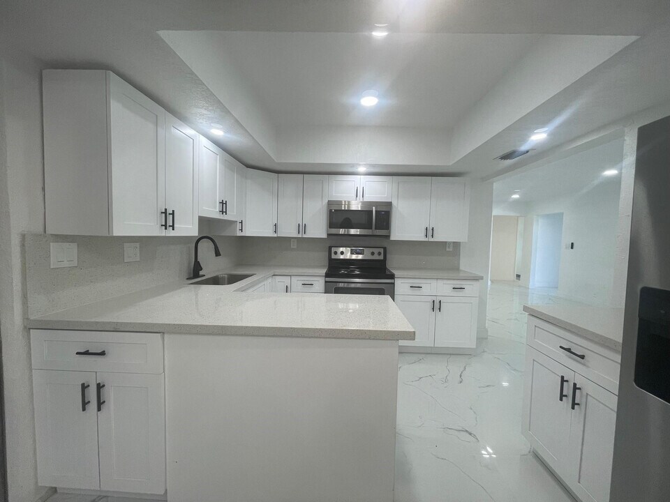 3290 NW 39th St in Lauderdale Lakes, FL - Building Photo