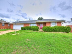 1212 Lynnwood Dr in Lindsay, OK - Building Photo - Building Photo