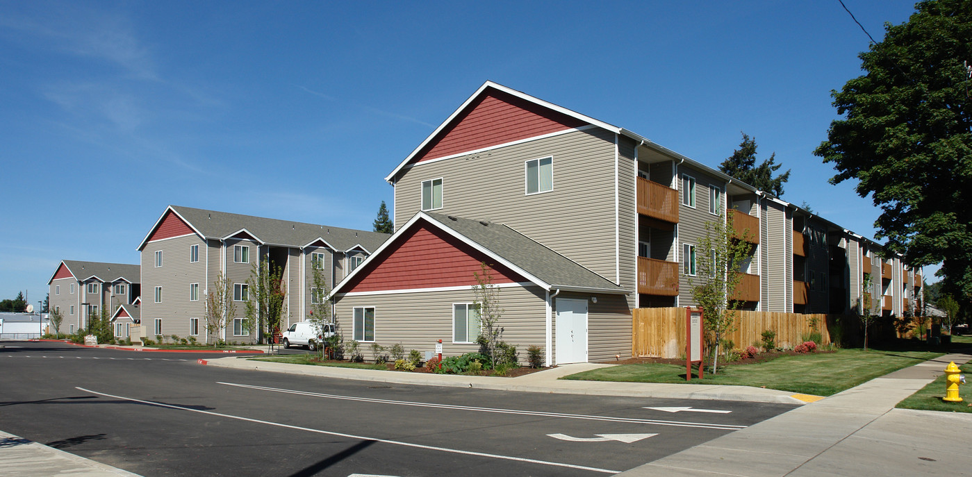 Queen Anne in Lebanon, OR - Building Photo