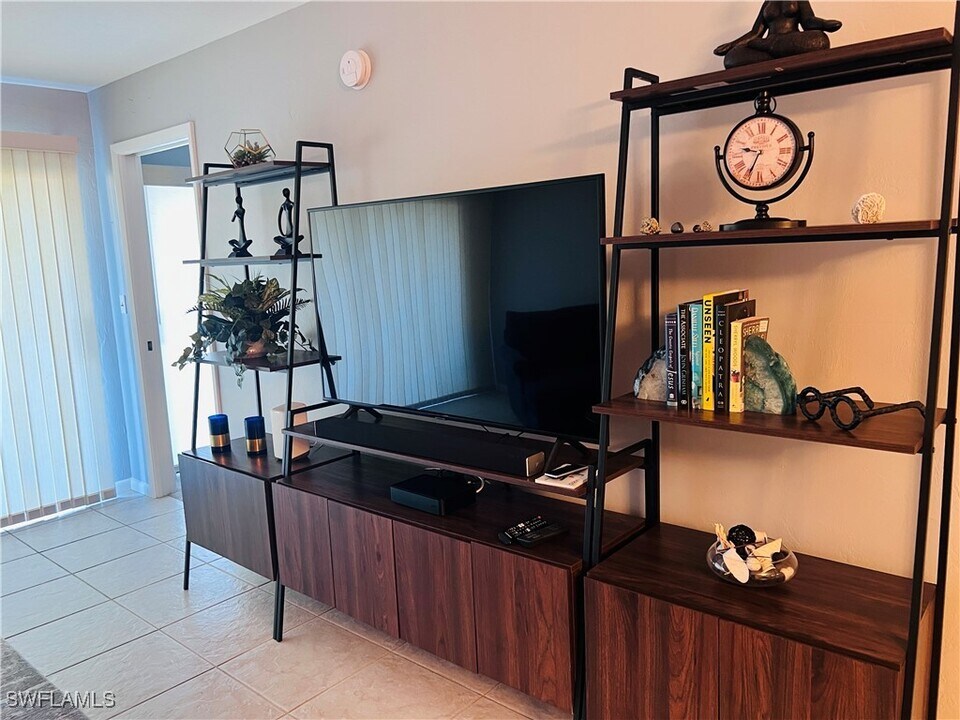 5530 Rattlesnake Hammock Rd in Naples, FL - Building Photo