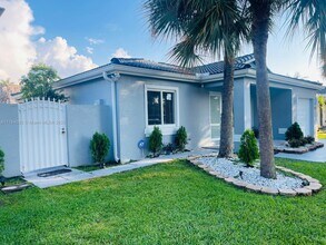 9050 NW 192nd Terrace in Hialeah, FL - Building Photo - Building Photo