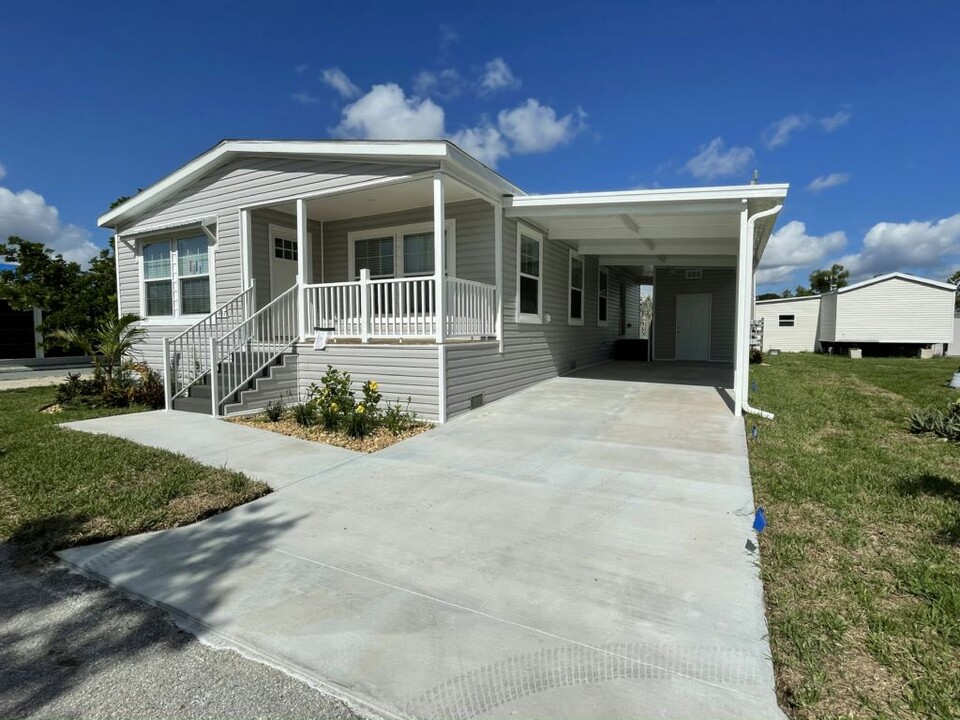 457 Buffalo Way in North Fort Myers, FL - Building Photo