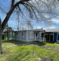 911 W 3rd St in Taylor, TX - Building Photo