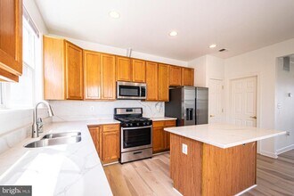 8199 Glade Bank Dr in Manassas, VA - Building Photo - Building Photo