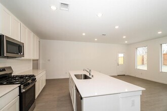 1912 Ponderosa Pne Ln in Oklahoma City, OK - Building Photo - Building Photo