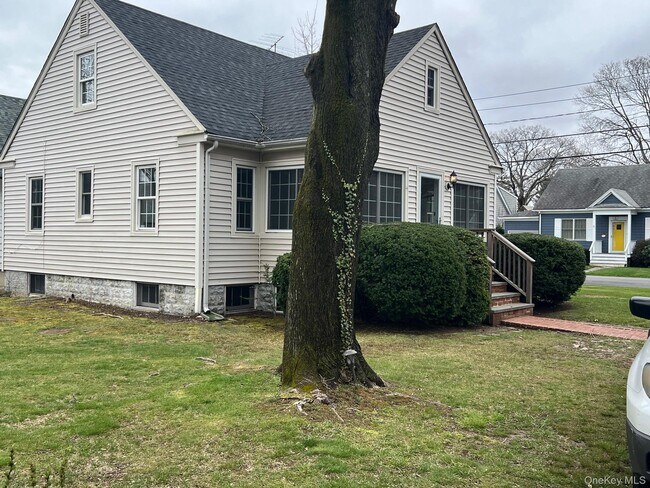 100 Grant St in Centerport, NY - Building Photo - Building Photo