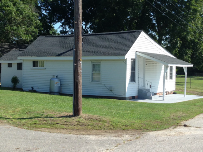 401 N Railroad St in Enfield, NC - Building Photo - Building Photo