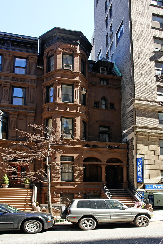 7 W 82nd St in New York, NY - Foto de edificio - Building Photo