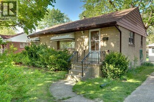 3256 Dominion Blvd in Windsor, ON - Building Photo