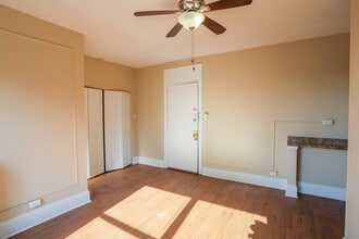 5326 S Cornell Ave in Chicago, IL - Building Photo - Building Photo