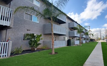 Torrance Terrace in Torrance, CA - Building Photo - Building Photo