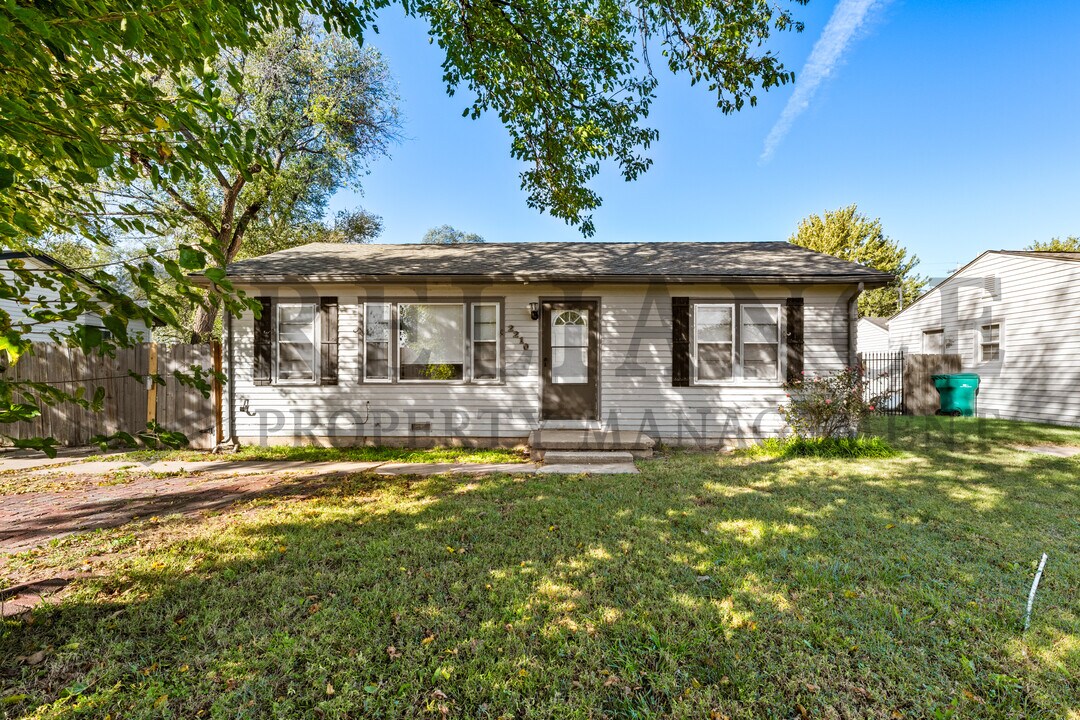 2210 W Crawford St in Wichita, KS - Building Photo