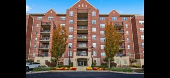 390 W Mahogany Ct, Unit 606 in Palatine, IL - Building Photo