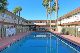 Paseo Gardens in Hayward, CA - Foto de edificio - Building Photo