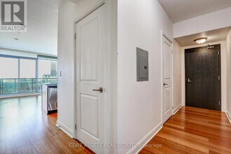 18-2418 Yorkville Ave in Toronto, ON - Building Photo - Building Photo