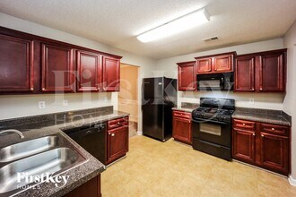 5440 Bluegrass Dr in Atlanta, GA - Foto de edificio - Building Photo