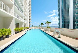 1200 Brickell Bay Dr in Miami, FL - Building Photo - Building Photo