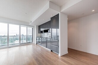 117 McMahon Dr in Toronto, ON - Building Photo - Building Photo