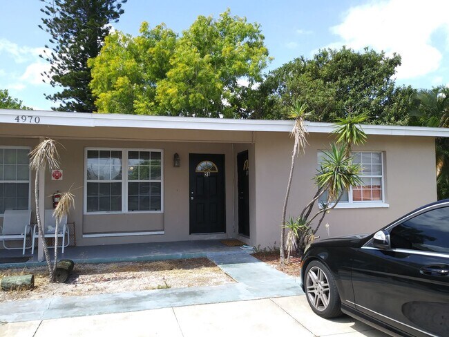 4970 Vincennes St, Unit 4970 Vincennes Street 2B in Cape Coral, FL - Foto de edificio - Building Photo