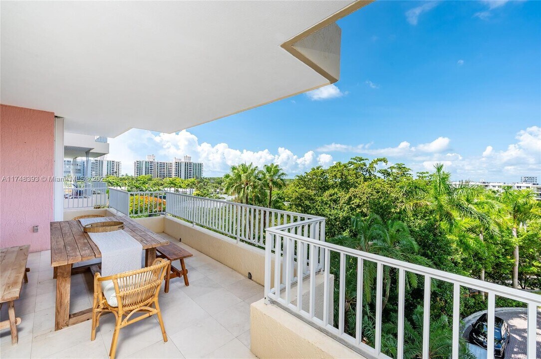 789 Crandon Blvd, Unit 502 in Key Biscayne, FL - Foto de edificio