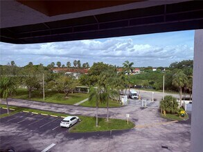 8200 SW 210th St in Cutler Bay, FL - Foto de edificio - Building Photo