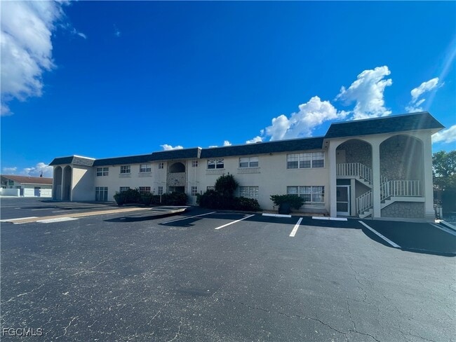 property at 4923 Vincennes Ct