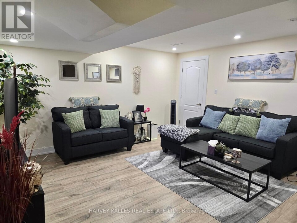 142 Moody Dr in Vaughan, ON - Building Photo