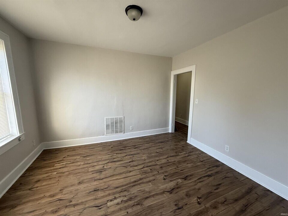 104 N First Ave in Evansville, IN - Building Photo