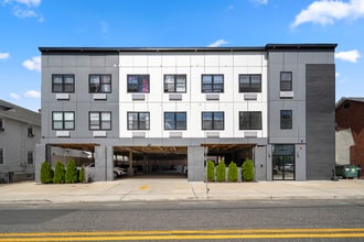 51 E Main St, Unit 304 in Bergenfield, NJ - Foto de edificio - Building Photo