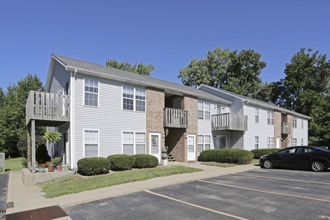 Hill Meadow Apartments in Springfield, IL - Building Photo - Building Photo