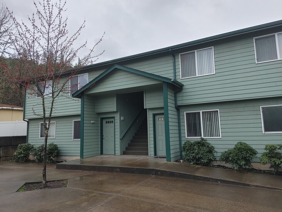 113 NE Timberlake St in Roseburg, OR - Building Photo