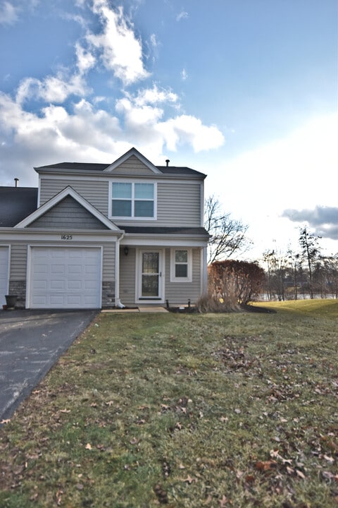 1625 College Green Dr in Elgin, IL - Building Photo