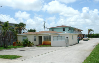 3225 Avenue  J in West Palm Beach, FL - Foto de edificio - Building Photo