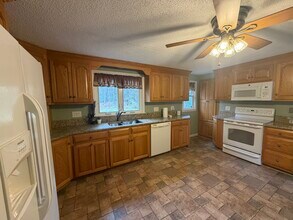 131 Wells Rd in East Windsor, CT - Building Photo - Building Photo