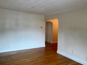 9 Mount Ida St, Unit 2 in Newton, MA - Foto de edificio - Building Photo