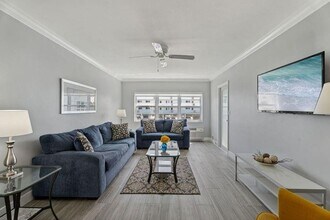 315 Van Buren St, Unit 205B in Hollywood, FL - Foto de edificio - Building Photo