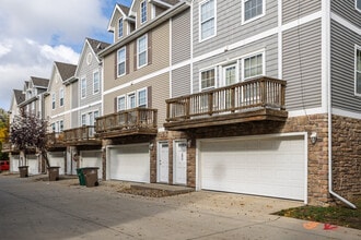 6332-6356 Autumn Leaf Ln in Pleasant Hill, IA - Building Photo - Building Photo