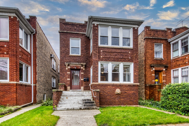 property at 5039 W Cullom Ave