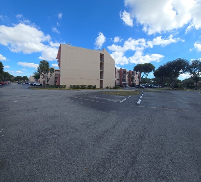13707 Kendale Lakes Cir in Miami, FL - Foto de edificio - Building Photo