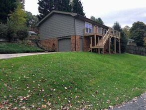 107 Pebblebrook St in Clyde, NC - Foto de edificio - Building Photo