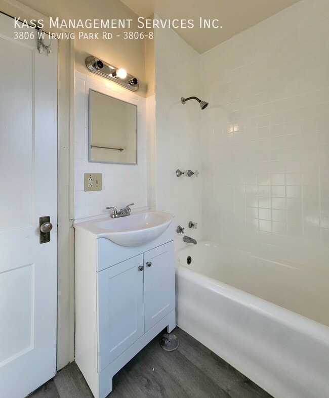 3806 W Irving Park Rd in Chicago, IL - Building Photo - Building Photo