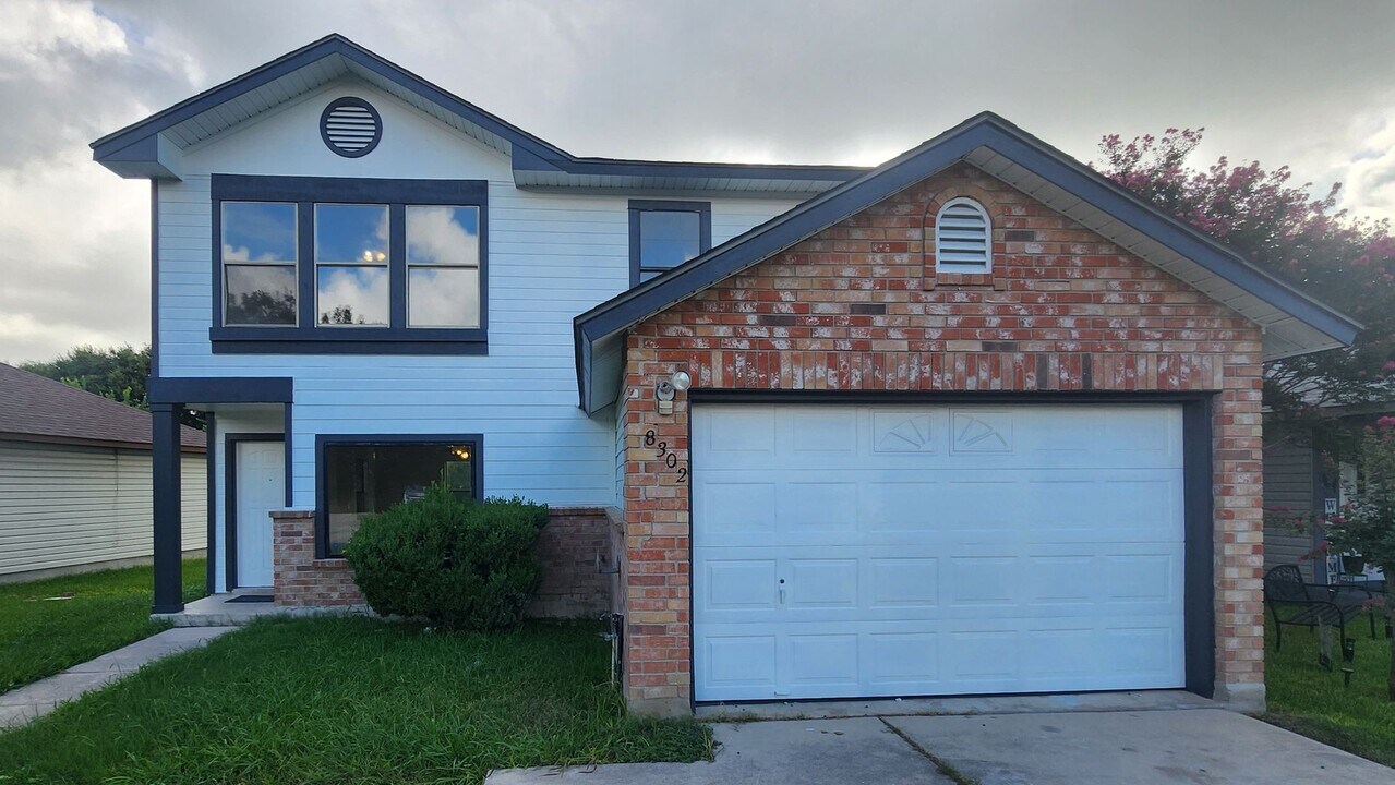 8302 Morning Grove in Converse, TX - Building Photo