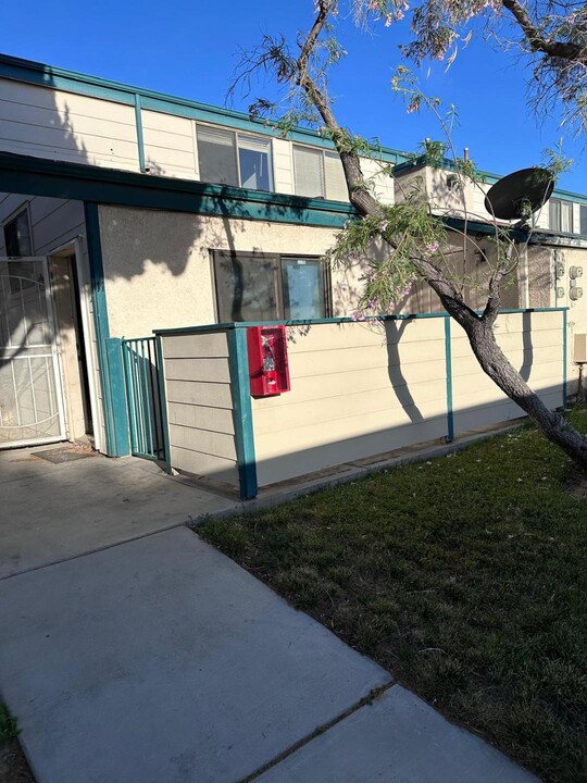 44520 15th St E in Lancaster, CA - Foto de edificio