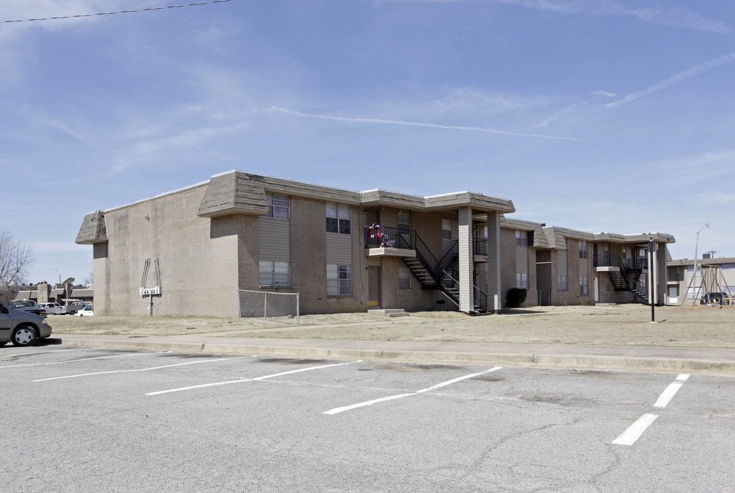 Meadowbrook Apartments in Muskogee, OK - Building Photo