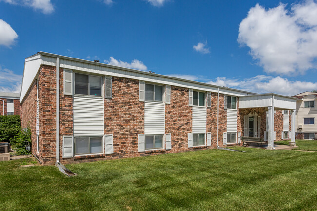 Westwood Apartments in Council Bluffs, IA - Foto de edificio - Building Photo