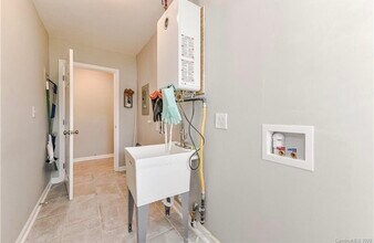 4201 Seaforth Dr in Charlotte, NC - Foto de edificio - Building Photo