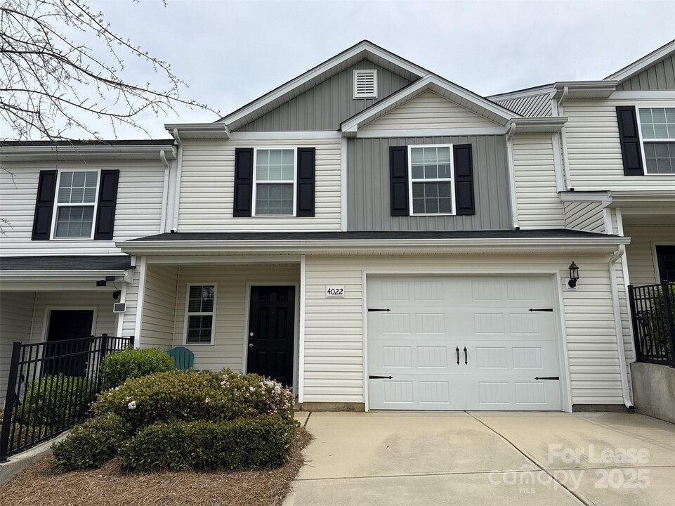 4022 Rosfield Dr in Charlotte, NC - Building Photo