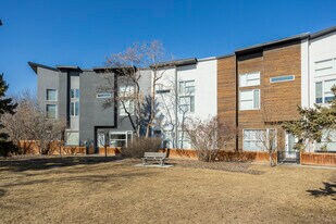 450 15 Av NE in Calgary, AB - Building Photo