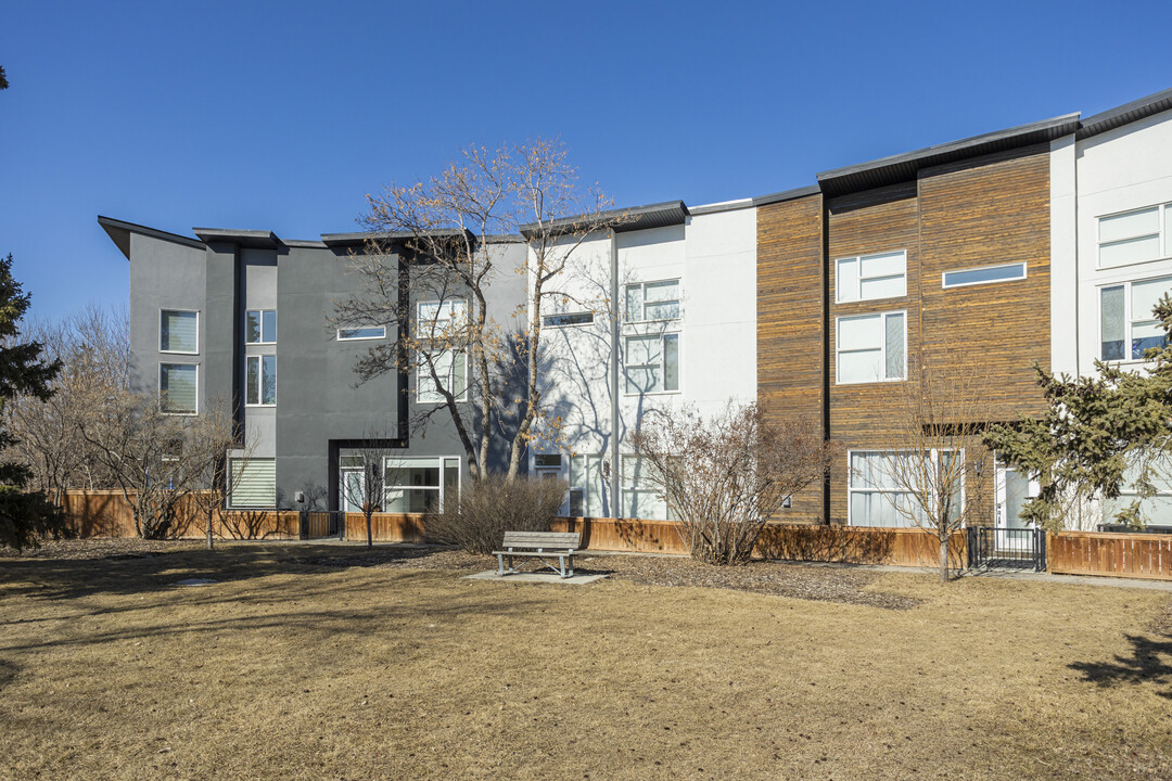 450 15 Av NE in Calgary, AB - Building Photo